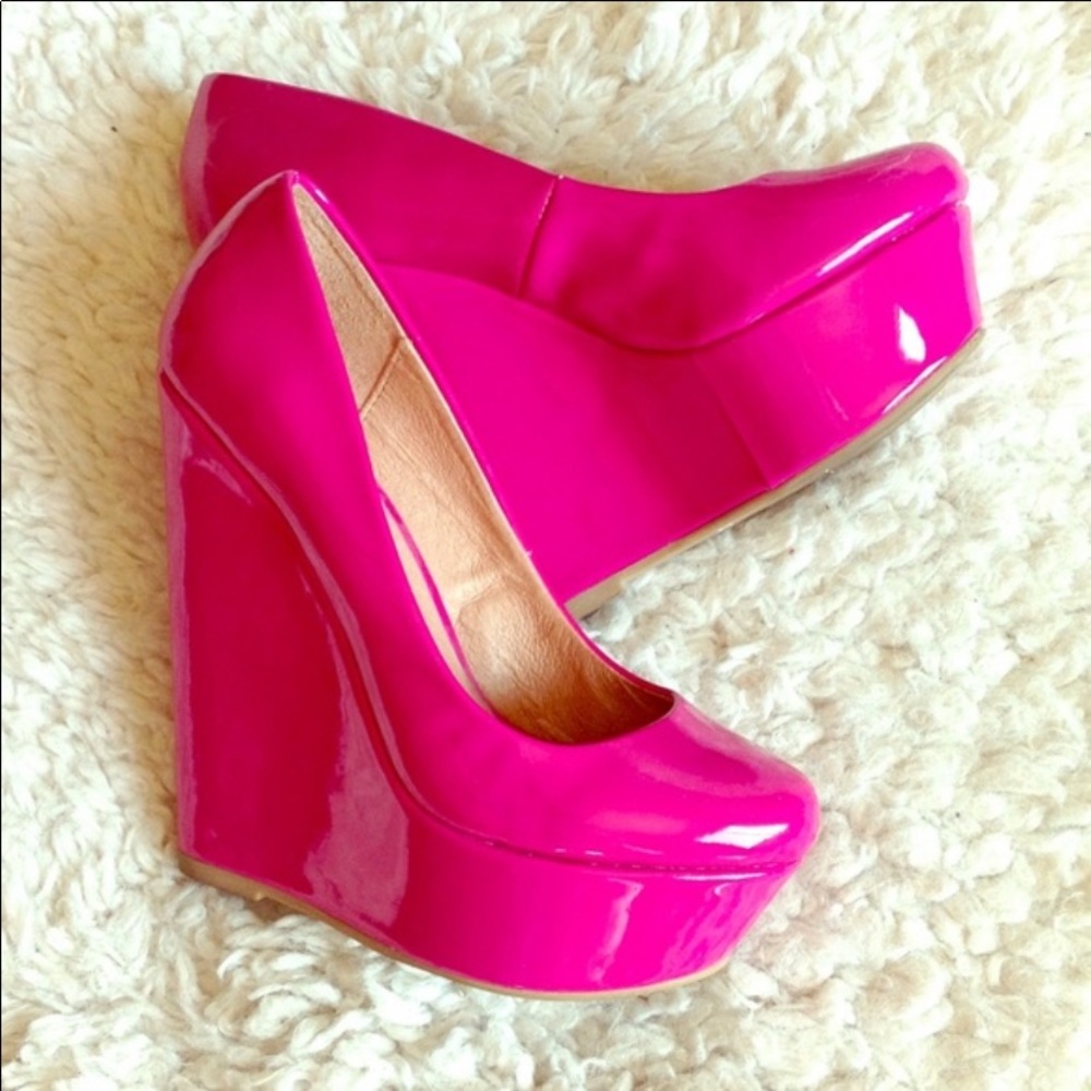 Aldo Brand new Magenta Shiny closed Toe Wedges